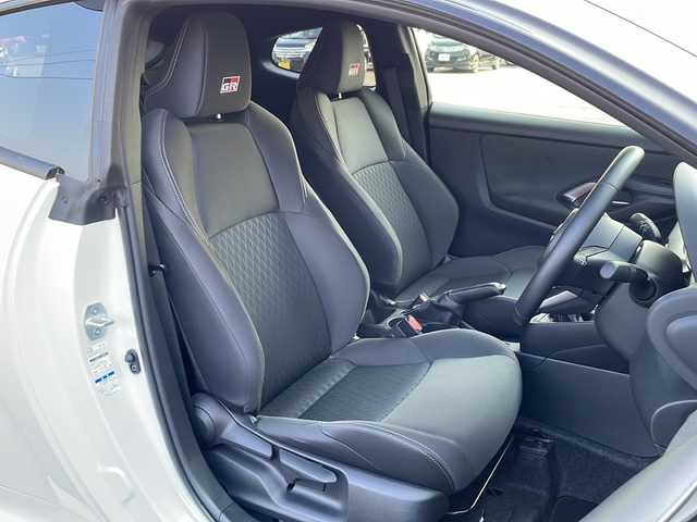 トヨタ ＧＲヤリス RZ 道北・旭川 2021(令3)年 1.7万km プラチナホワイトパールマイカ ・4WD/・禁煙車/・カーボン調ルーフ/・純正ディスプレイオーディオナビ/ BT/USB/・バックカメラ/・トヨタセーフティセンス/・PCS/・ACC/・LTA/・BSM/・RCTA/・RSA/・HUD/・クリアランスソナー /・アイドリングストップ/・オートハイビーム/・オートライト/・LEDヘッドライト/・フォグライト/・ライトレベライザー /・前後ドライブレコーダー/・ビルトインETC2.0/・オートリトラミラー /・オートワイパー/・純正フロアマット/・ドアバイザー/・アルミペダル/・純正ENKEI製18インチアルミホイール