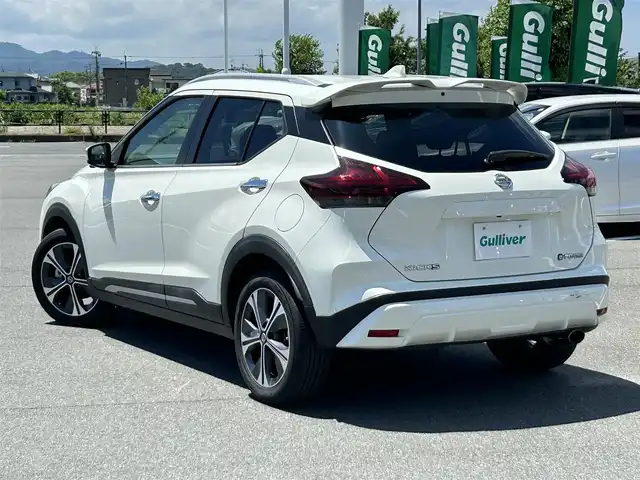 日産 キックス X ツートーンインテリアED 奈良県 2021(令3)年 5.5万km ブリリアントホワイトパール 禁煙車/純正ナビ(フルセグTV/CD/DVD/AM・FM/BT)/アラウンドビューモニター/デジタルインナーミラー/ビルトインETC/純正ドラレコ/プロパイロット/インテリジェントエマージェンシーブレーキ/踏み間違い衝突防止アシスト/インテリジェントLI(車線逸脱防止支援システム)/LDW(車線逸脱警報)/インテリジェントDA(ふらつき警報)/ハイビームアシスト/シートヒーター(D/N席)/ステアリングヒーター/オートブレーキホールド/純正17インチアルミホイール/純正フロアマット