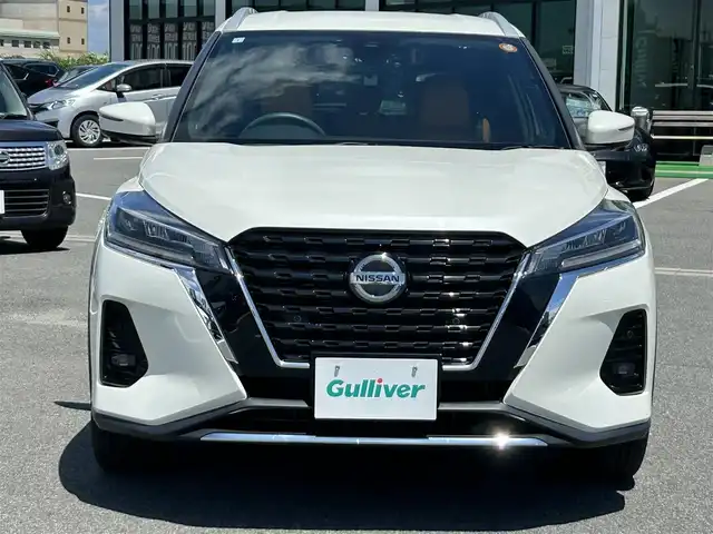 日産 キックス X ツートーンインテリアED 奈良県 2021(令3)年 5.5万km ブリリアントホワイトパール 禁煙車/純正ナビ(フルセグTV/CD/DVD/AM・FM/BT)/アラウンドビューモニター/デジタルインナーミラー/ビルトインETC/純正ドラレコ/プロパイロット/インテリジェントエマージェンシーブレーキ/踏み間違い衝突防止アシスト/インテリジェントLI(車線逸脱防止支援システム)/LDW(車線逸脱警報)/インテリジェントDA(ふらつき警報)/ハイビームアシスト/シートヒーター(D/N席)/ステアリングヒーター/オートブレーキホールド/純正17インチアルミホイール/純正フロアマット