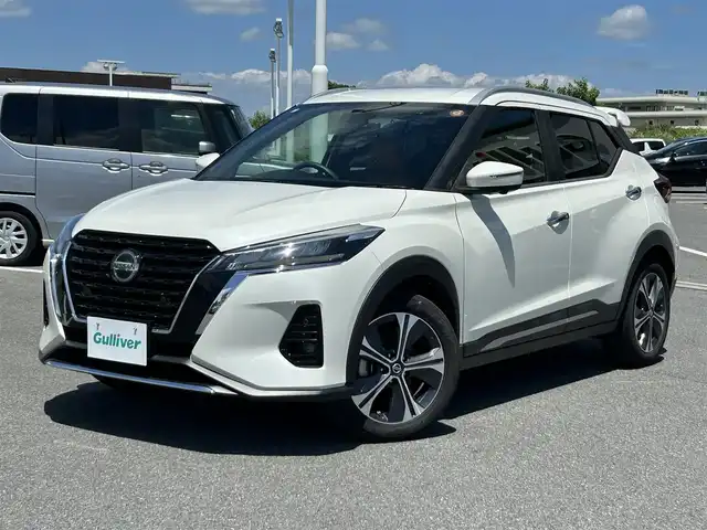 日産 キックス X ツートーンインテリアED 奈良県 2021(令3)年 5.5万km ブリリアントホワイトパール 禁煙車/純正ナビ(フルセグTV/CD/DVD/AM・FM/BT)/アラウンドビューモニター/デジタルインナーミラー/ビルトインETC/純正ドラレコ/プロパイロット/インテリジェントエマージェンシーブレーキ/踏み間違い衝突防止アシスト/インテリジェントLI(車線逸脱防止支援システム)/LDW(車線逸脱警報)/インテリジェントDA(ふらつき警報)/ハイビームアシスト/シートヒーター(D/N席)/ステアリングヒーター/オートブレーキホールド/純正17インチアルミホイール/純正フロアマット