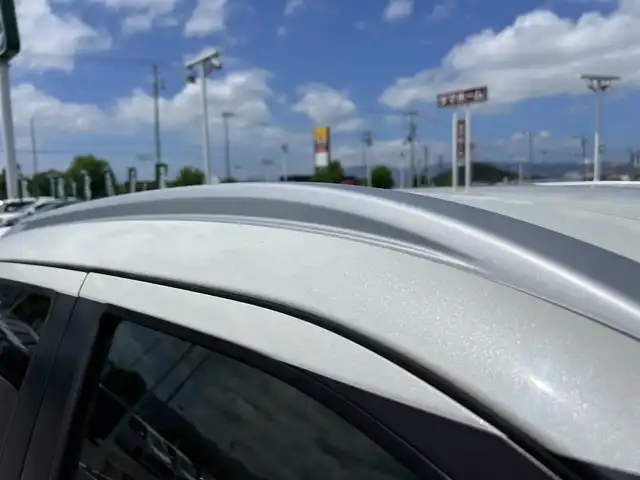 日産 キックス X ツートーンインテリアED 奈良県 2021(令3)年 5.5万km ブリリアントホワイトパール 禁煙車/純正ナビ(フルセグTV/CD/DVD/AM・FM/BT)/アラウンドビューモニター/デジタルインナーミラー/ビルトインETC/純正ドラレコ/プロパイロット/インテリジェントエマージェンシーブレーキ/踏み間違い衝突防止アシスト/インテリジェントLI(車線逸脱防止支援システム)/LDW(車線逸脱警報)/インテリジェントDA(ふらつき警報)/ハイビームアシスト/シートヒーター(D/N席)/ステアリングヒーター/オートブレーキホールド/純正17インチアルミホイール/純正フロアマット