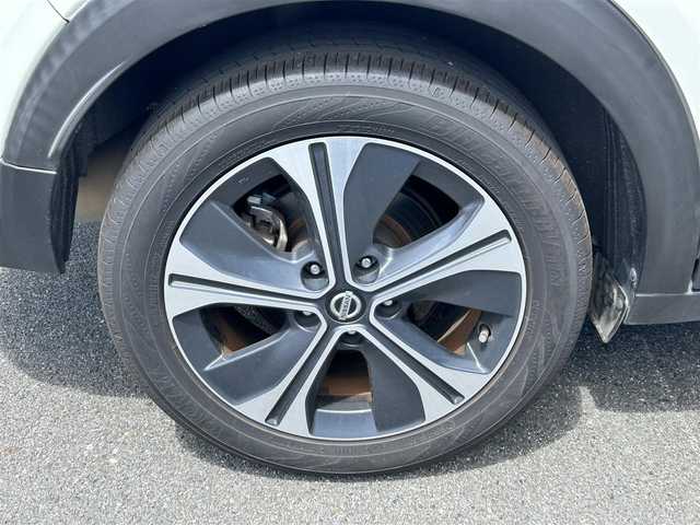 日産 キックス X ツートーンインテリアED 奈良県 2021(令3)年 5.5万km ブリリアントホワイトパール 禁煙車/純正ナビ(フルセグTV/CD/DVD/AM・FM/BT)/アラウンドビューモニター/デジタルインナーミラー/ビルトインETC/純正ドラレコ/プロパイロット/インテリジェントエマージェンシーブレーキ/踏み間違い衝突防止アシスト/インテリジェントLI(車線逸脱防止支援システム)/LDW(車線逸脱警報)/インテリジェントDA(ふらつき警報)/ハイビームアシスト/シートヒーター(D/N席)/ステアリングヒーター/オートブレーキホールド/純正17インチアルミホイール/純正フロアマット
