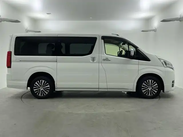 トヨタ グランエース プレミアム 福井県 2022(令4)年 4.6万km ホワイトパールクリスタルシャイン 純正ディスプレイオーディオ/【AM/FM/CD/DVD/Bluetooth/フルセグTV】/全方位カメラ/ビルトインETC2.0/純正フリップダウンモニター/レザーシート（ベージュ）/シートヒーター/トヨタセーフティセンス/・衝突軽減ブレーキ/・車線逸脱警報機能/・クルーズコントロール（追従有）/オートライト/LEDヘッドライド/プッシュスタート/スマートキー/ドライブレコーダー