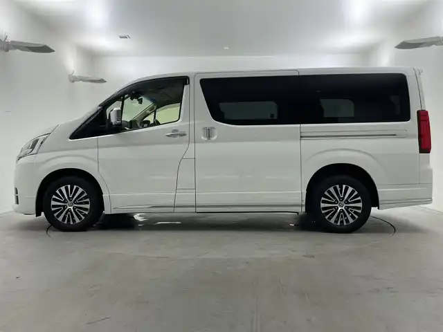 トヨタ グランエース プレミアム 福井県 2022(令4)年 4.6万km ホワイトパールクリスタルシャイン 純正ディスプレイオーディオ/【AM/FM/CD/DVD/Bluetooth/フルセグTV】/全方位カメラ/ビルトインETC2.0/純正フリップダウンモニター/レザーシート（ベージュ）/シートヒーター/トヨタセーフティセンス/・衝突軽減ブレーキ/・車線逸脱警報機能/・クルーズコントロール（追従有）/オートライト/LEDヘッドライド/プッシュスタート/スマートキー/ドライブレコーダー