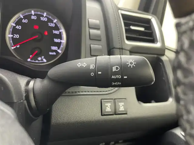 トヨタ グランエース プレミアム 福井県 2022(令4)年 4.6万km ホワイトパールクリスタルシャイン 純正ディスプレイオーディオ/【AM/FM/CD/DVD/Bluetooth/フルセグTV】/全方位カメラ/ビルトインETC2.0/純正フリップダウンモニター/レザーシート（ベージュ）/シートヒーター/トヨタセーフティセンス/・衝突軽減ブレーキ/・車線逸脱警報機能/・クルーズコントロール（追従有）/オートライト/LEDヘッドライド/プッシュスタート/スマートキー/ドライブレコーダー