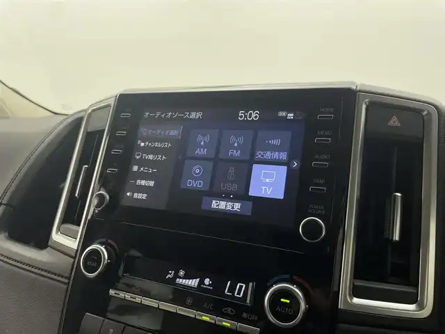 トヨタ グランエース プレミアム 福井県 2022(令4)年 4.6万km ホワイトパールクリスタルシャイン 純正ディスプレイオーディオ/【AM/FM/CD/DVD/Bluetooth/フルセグTV】/全方位カメラ/ビルトインETC2.0/純正フリップダウンモニター/レザーシート（ベージュ）/シートヒーター/トヨタセーフティセンス/・衝突軽減ブレーキ/・車線逸脱警報機能/・クルーズコントロール（追従有）/オートライト/LEDヘッドライド/プッシュスタート/スマートキー/ドライブレコーダー