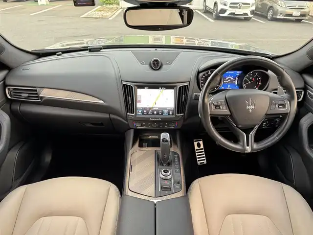 マセラティ マセラティ レヴァンテ 千葉県 2021(令3)年 1.9万km GRIGIO 衝突軽減ブレーキ/ACC/LKA/純正ナビ/フルセグTV/Bluetooth/カープレイ/全方位カメラ/ベージュ革シート/D/N席シートヒーター/パノラマサンルーフ/純正21インチAW/エアサス/ツインターボ/ブラインドスポットモニター/ETC2.0/LEDライト/取説/保証書/スペアキー1本