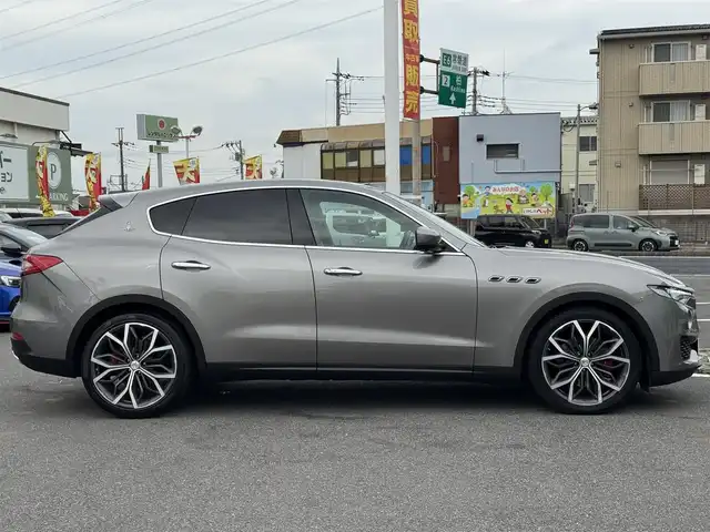 マセラティ マセラティ レヴァンテ 千葉県 2021(令3)年 1.9万km GRIGIO 衝突軽減ブレーキ/ACC/LKA/純正ナビ/フルセグTV/Bluetooth/カープレイ/全方位カメラ/ベージュ革シート/D/N席シートヒーター/パノラマサンルーフ/純正21インチAW/エアサス/ツインターボ/ブラインドスポットモニター/ETC2.0/LEDライト/取説/保証書/スペアキー1本