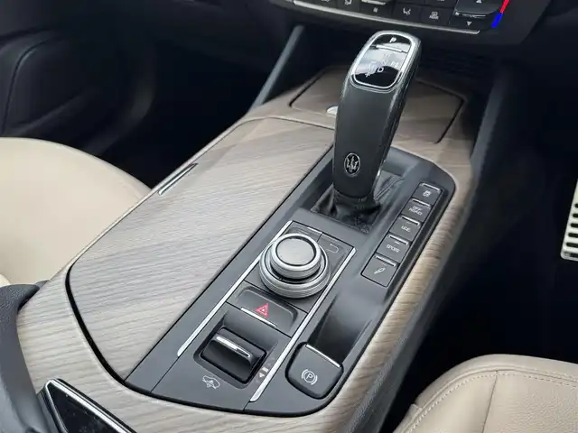 マセラティ マセラティ レヴァンテ 千葉県 2021(令3)年 1.9万km GRIGIO 衝突軽減ブレーキ/ACC/LKA/純正ナビ/フルセグTV/Bluetooth/カープレイ/全方位カメラ/ベージュ革シート/D/N席シートヒーター/パノラマサンルーフ/純正21インチAW/エアサス/ツインターボ/ブラインドスポットモニター/ETC2.0/LEDライト/取説/保証書/スペアキー1本