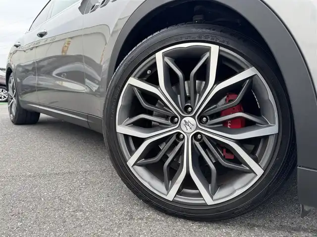 マセラティ マセラティ レヴァンテ 千葉県 2021(令3)年 1.9万km GRIGIO 衝突軽減ブレーキ/ACC/LKA/純正ナビ/フルセグTV/Bluetooth/カープレイ/全方位カメラ/ベージュ革シート/D/N席シートヒーター/パノラマサンルーフ/純正21インチAW/エアサス/ツインターボ/ブラインドスポットモニター/ETC2.0/LEDライト/取説/保証書/スペアキー1本