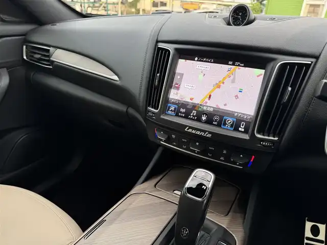 マセラティ マセラティ レヴァンテ 千葉県 2021(令3)年 1.9万km GRIGIO 衝突軽減ブレーキ/ACC/LKA/純正ナビ/フルセグTV/Bluetooth/カープレイ/全方位カメラ/ベージュ革シート/D/N席シートヒーター/パノラマサンルーフ/純正21インチAW/エアサス/ツインターボ/ブラインドスポットモニター/ETC2.0/LEDライト/取説/保証書/スペアキー1本