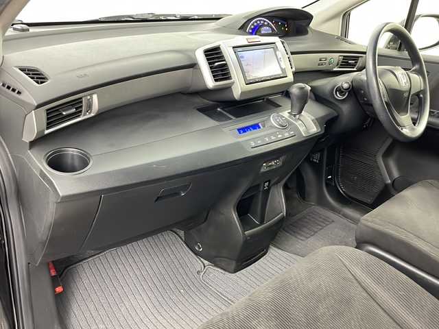 ホンダ フリード G ジャストセレクション 道央・札幌 2014(平26)年 8万km プレミアムスパークルブラックパール ・４WD/・純正SDナビ(CD&DVD&BT&ワンセグTV&SD)/・寒冷地仕様/・横滑り防止/・ステアリングスイッチ/・社外ドラレコ(前後)/・純正フロアマット/・シートアジャスター/・片側パワースライドドア/・フロントワイパーデアイサー/・ミラーヒーター/・リトラミラー/・社外エンジンスターター/・HIDライト/・キーレスキー/・スマートキー