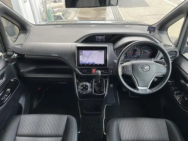 トヨタ ヴォクシー ZS 煌 東京都 2018(平30)年 1.8万km ブラック 純正９型ナビ　/・Ｂｌｕｅｔｏｏｔｈ　/・フルセグ　/・ＣＤ／ＤＶＤ再生　/純正１２型フリップダウンモニター　/ＴＳＳ　/・クルーズコントロール　/・衝突軽減/・LKAS　/両側電動スライドドア　/バックモニター　/ＡＨＢ　/ＬＥＤヘッド