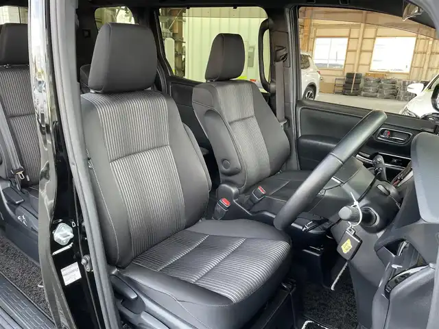 トヨタ ヴォクシー ZS 煌 東京都 2018(平30)年 1.8万km ブラック 純正９型ナビ　/・Ｂｌｕｅｔｏｏｔｈ　/・フルセグ　/・ＣＤ／ＤＶＤ再生　/純正１２型フリップダウンモニター　/ＴＳＳ　/・クルーズコントロール　/・衝突軽減/・LKAS　/両側電動スライドドア　/バックモニター　/ＡＨＢ　/ＬＥＤヘッド