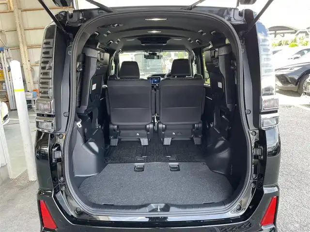 トヨタ ヴォクシー ZS 煌 東京都 2018(平30)年 1.8万km ブラック 純正９型ナビ　/・Ｂｌｕｅｔｏｏｔｈ　/・フルセグ　/・ＣＤ／ＤＶＤ再生　/純正１２型フリップダウンモニター　/ＴＳＳ　/・クルーズコントロール　/・衝突軽減/・LKAS　/両側電動スライドドア　/バックモニター　/ＡＨＢ　/ＬＥＤヘッド