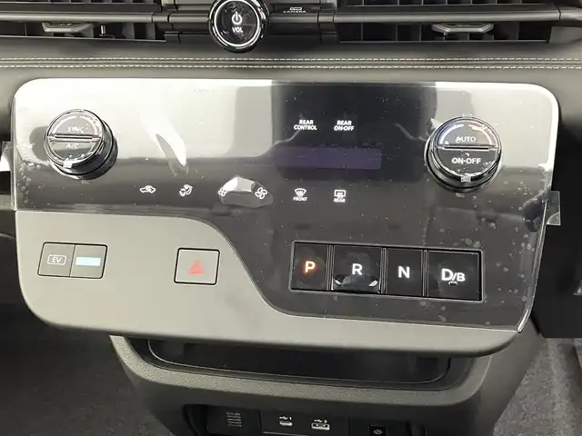 日産 セレナ e－パワー ハイウェイスター V 熊本県 2025(令7)年 0.1千km プリズムホワイト 登録済未使用車/純正１２．３インチナビ（ApplCarPlay・AndroidAuto・BT・フルセグ・USB）　/純正前方ドライブレコーダー/純正フリップダウンモニター　/ビルトインＥＴＣ２．０　/全周囲カメラ　/両側パワースライドドア　/前後クリアランスソナー　/レーダークルーズコントロール/プロパイロット　/インテリジェントエマージェンシーブレーキ/車線逸脱防止支援システム/車線逸脱警報/後側方衝突防止支援システム/後退時車両検知警報/ふらつき警報機能/踏み間違い衝突防止アシスト/標識認識機能/車両接近通報装置/ブラインドスポットモニター/横滑り防止/インテリジェントルームミラー/置くだけ充電/純正16インチAW/オートライト/オートマチックハイビーム/LEDヘッドライト/フォグランプ/スマートキー/プッシュスタート/スペアキー1本