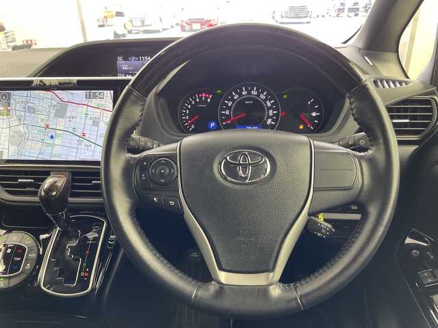 トヨタ ノア Si ダブルバイビーⅢ 岐阜県 2020(令2)年 3万km ブラック 純正10インチSDナビ　（NSZN-Z68T）/フルセグ/BT/CD/DVD/USB/バックカメラ/純正フリップダウンモニター/トヨタセーフティセンス/・プリクラッシュセーフティ/・レーンディパーチャーアラート/・オートハイビーム/ハーフレザーシート/両側パワースライドドア/ウッドコンビハンドル/ステアリングスイッチ/クルーズコントロール/両側パワースライドドア/LEDヘッドライト/フォグランプ/プッシュスタート/スマートキー/MTモード付AT/サイドバイザー/純正フロアマット