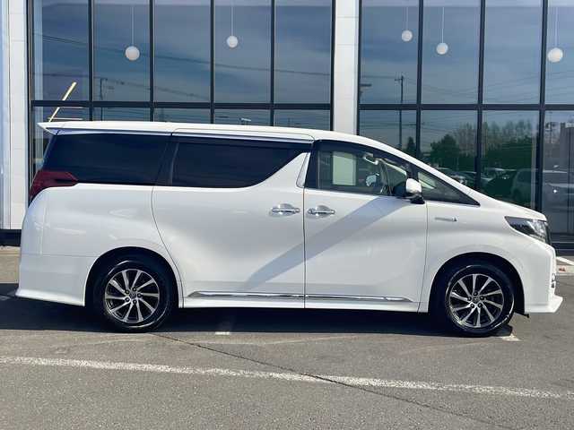 トヨタ アルファードハイブリット SR Cパッケージ 道東・釧路十勝 2015(平27)年 10.8万km ホワイトパールクリスタルシャイン ・サンルーフ/・4WD/・純正9インチSDナビ/(BT フルセグ CD DVD FM AM)/・バックカメラ/・純正11インチフリップダウンモニター/・レーダークルーズコントロール/・両側パワースライドドア/・電動リアゲート/・AC１００V（１５００W）/・前席・2ndパワーシート/・革シート/・電動オットマン/・前席シートヒーター/・ETC2.0/・衝突軽減システム/・横滑り防止/・コーナーセンサー/・前方ドライブレコーダー/・LEDヘッドライト/・フォグライト/・オートマチックハイビーム/・オートライト/・ドアバイザー/・電格ミラー