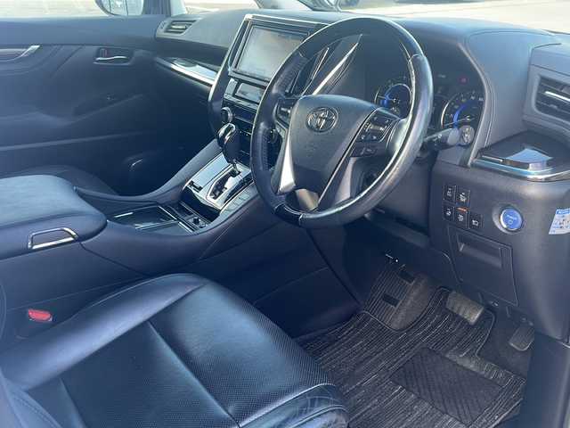 トヨタ アルファードハイブリット SR Cパッケージ 道東・釧路十勝 2015(平27)年 10.8万km ホワイトパールクリスタルシャイン ・サンルーフ/・4WD/・純正9インチSDナビ/(BT フルセグ CD DVD FM AM)/・バックカメラ/・純正11インチフリップダウンモニター/・レーダークルーズコントロール/・両側パワースライドドア/・電動リアゲート/・AC１００V（１５００W）/・前席・2ndパワーシート/・革シート/・電動オットマン/・前席シートヒーター/・ETC2.0/・衝突軽減システム/・横滑り防止/・コーナーセンサー/・前方ドライブレコーダー/・LEDヘッドライト/・フォグライト/・オートマチックハイビーム/・オートライト/・ドアバイザー/・電格ミラー