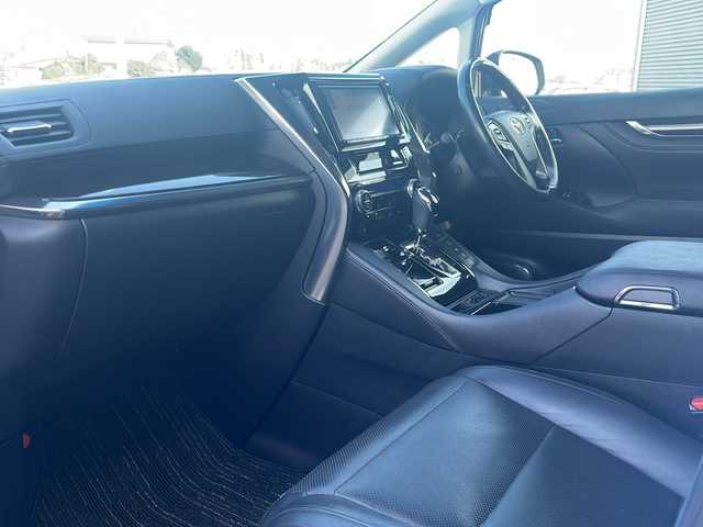 トヨタ アルファードハイブリット SR Cパッケージ 道東・釧路十勝 2015(平27)年 10.8万km ホワイトパールクリスタルシャイン ・サンルーフ/・4WD/・純正9インチSDナビ/(BT フルセグ CD DVD FM AM)/・バックカメラ/・純正11インチフリップダウンモニター/・レーダークルーズコントロール/・両側パワースライドドア/・電動リアゲート/・AC１００V（１５００W）/・前席・2ndパワーシート/・革シート/・電動オットマン/・前席シートヒーター/・ETC2.0/・衝突軽減システム/・横滑り防止/・コーナーセンサー/・前方ドライブレコーダー/・LEDヘッドライト/・フォグライト/・オートマチックハイビーム/・オートライト/・ドアバイザー/・電格ミラー