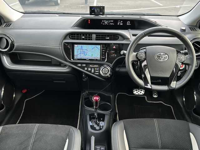 トヨタ アクア G G’s 茨城県 2016(平28)年 2.5万km ライムホワイトパールクリスタルシャイン 社外SDナビ(Bluetooth/バックカメラ/ワンセグTV)/ETC/横滑り防止装置/レーンキープアシスト/LEDオートライト/オートマチックハイビーム/USB入力端子/衝突被害軽減システム/クルーズコントロール/スマートキー/G‘sエアロパーツ/冷房AAC/17インチ純正アルミホイール/純正フロアマット/シートヒーター