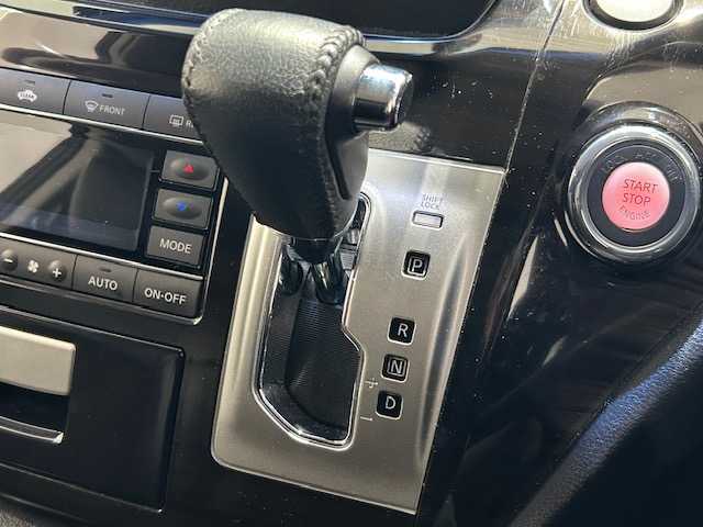 日産 エルグランド 250HWS S アーバンクロム ホワイトレザー 宮城県 2016(平28)年 6.7万km ブリリアントホワイトパール ニスモフルエアロパーツ/社外フローティングナビ/（型番：CN-FIX)/・フルセグTV/Bluetooth/CD/DVD/・バックカメラ/ETC/前後ドライブレコーダー/フリップダウンモニター/両側パワースライドドア/クルーズコントロール/MTモード付きAT/社外コンビステアリング/ハーフレザーシート/オットマン/プッシュスタート/LEDヘッドライト/オートライト/フォグランプ/電動格納ミラー/純正アルミホイール/純正フロアマット