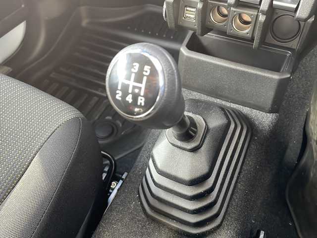 スズキ ジムニー XC 静岡県 2025(令7)年 0.3万km ピュアホワイトP /ワンオーナー//社外ナビ/地デジTV//CD/DVD/Bluetooth//3インチリフトアップ//柿本改マフラー//ラテラルロッド//社外エアクリーナー//社外パイピング//社外サイドステップ//社外グリル//クルーズコントロール//衝突軽減ブレーキ//社外16インチAW//LEDヘッドライト//保証書//取説