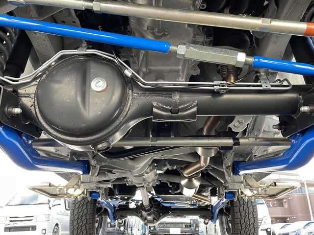 スズキ ジムニー XC 静岡県 2025(令7)年 0.3万km ピュアホワイトP /ワンオーナー//社外ナビ/地デジTV//CD/DVD/Bluetooth//3インチリフトアップ//柿本改マフラー//ラテラルロッド//社外エアクリーナー//社外パイピング//社外サイドステップ//社外グリル//クルーズコントロール//衝突軽減ブレーキ//社外16インチAW//LEDヘッドライト//保証書//取説