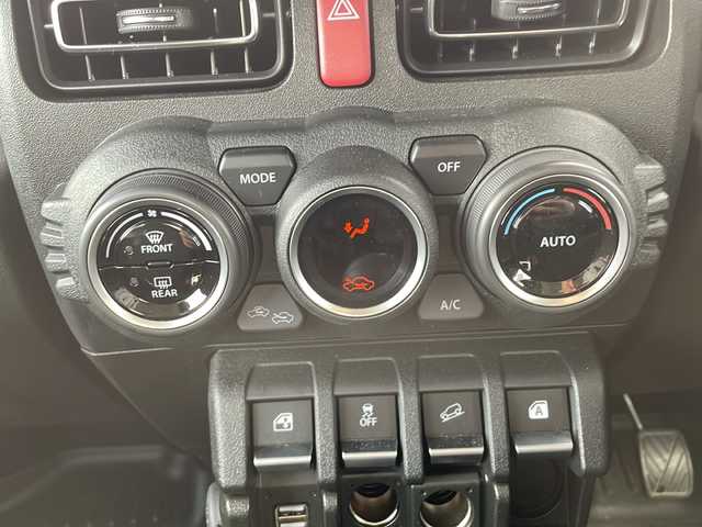 スズキ ジムニー XC 静岡県 2025(令7)年 0.3万km ピュアホワイトP /ワンオーナー//社外ナビ/地デジTV//CD/DVD/Bluetooth//3インチリフトアップ//柿本改マフラー//ラテラルロッド//社外エアクリーナー//社外パイピング//社外サイドステップ//社外グリル//クルーズコントロール//衝突軽減ブレーキ//社外16インチAW//LEDヘッドライト//保証書//取説