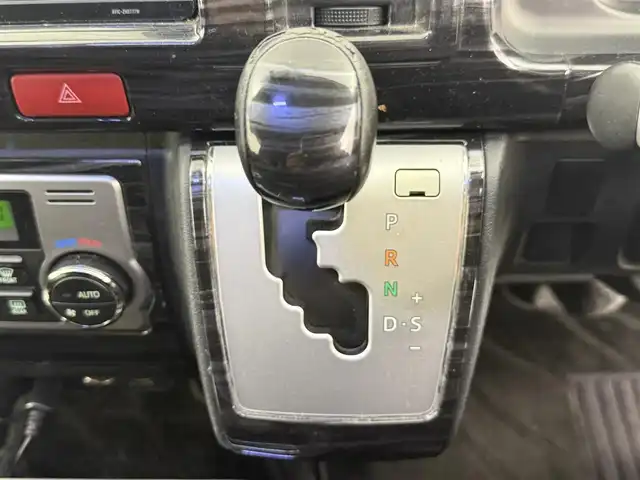 トヨタ ハイエース GL 愛知県 2016(平28)年 9.3万km ホワイトパールクリスタルシャイン 伊原工業アイシート（ベッドキット）/フロントスポイラー/リアスポイラー/リアウィング/SDナビ（AVIC-ZH0777W）/・CD/・DVD/・Bluetooth/フリップダウンモニター/パワースライドドア/レザー調シートカバー/ダズフェローズテールランプ/LEDヘッドライト/ツイーター/電動格納ミラー/プッシュスタート/ETC/フォグランプ/ミラー型レーダー探知機/フローリングマット