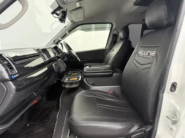 トヨタ ハイエース GL 愛知県 2016(平28)年 9.3万km ホワイトパールクリスタルシャイン 伊原工業アイシート（ベッドキット）/フロントスポイラー/リアスポイラー/リアウィング/SDナビ（AVIC-ZH0777W）/・CD/・DVD/・Bluetooth/フリップダウンモニター/パワースライドドア/レザー調シートカバー/ダズフェローズテールランプ/LEDヘッドライト/ツイーター/電動格納ミラー/プッシュスタート/ETC/フォグランプ/ミラー型レーダー探知機/フローリングマット