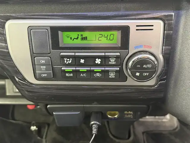 トヨタ ハイエース GL 愛知県 2016(平28)年 9.3万km ホワイトパールクリスタルシャイン 伊原工業アイシート（ベッドキット）/フロントスポイラー/リアスポイラー/リアウィング/SDナビ（AVIC-ZH0777W）/・CD/・DVD/・Bluetooth/フリップダウンモニター/パワースライドドア/レザー調シートカバー/ダズフェローズテールランプ/LEDヘッドライト/ツイーター/電動格納ミラー/プッシュスタート/ETC/フォグランプ/ミラー型レーダー探知機/フローリングマット