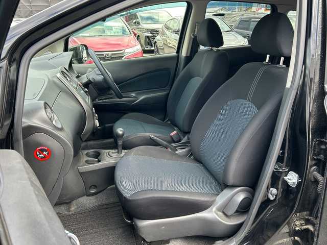 日産 ノート X 長野県 2014(平26)年 11.1万km スーパーブラック ・純正ナビ/・フルセグTV/CD/SD/AUX/・バックカメラ/・ETC/・社外15インチAW/・スペアキー/・プッシュスタート/・スマートキー