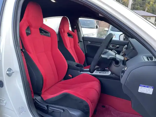 ホンダ シビック タイプR 島根県 2023(令5)年 0.3万km チャンピオンシップホワイト 登録時走行距離 2423km/ワンオーナー/取扱説明書/保証書/6速MT車/純正９インチナビ/AppleCarPlay/AndroidAuto/フルセグテレビ/バックカメラ/Honda SENSING/アダプティブクルーズコントロール/レーンキープアシスト/ブラインドスポットモニター/衝突軽減ブレーキ/横滑り防止装置/フルLEDヘッドライト/TYPE R専用10.2インチデジタルグラフィックメーター/Honda LogR/純正フロアマット/ドアバイザー/ETC2.0車載器/ドライブレコーダー前後/19インチリバースリムアルミホイール/禁煙車