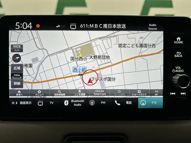 ホンダ ヴェゼル ハイブリッド e:HEV Z 鹿児島県 2025(令7)年 0.1万km未満 クリスタルブラックパール 登録済未使用車/ホンダセンシング/・衝突軽減ブレーキ/・誤発進抑制機能（前後）/・歩行者事故低減ステアリング/・路外逸脱抑制機能/・渋滞追従機能付アダプティブクルーズコントロール/・車線維持支援システム/・渋滞運転支援機能/・先行車発進お知らせ機能/・標識認識機能/・アダプティブドライビングビーム/・パーキングセンサーシステム/ブラインドスポットインフォメーション/ワイヤレス充電/純正ディスプレイオーディオ（ナビ機能付）/（スマホ連携/Bluetooth）/バックカメラ/ビルトインETC2.0/革巻きステアリング/ステアリングヒーター/ステアリングリモコン/パドルシフト/ハーフレザーシート/チップアップシート/前席シートヒーター/全席USB充電ソケット/パワーバックドア/フロント&バックソナー/アイドリングストップ/純正LEDヘッドライト/オートライト/SOSボタン/純正18インチアルミ/保証書&取扱説明書