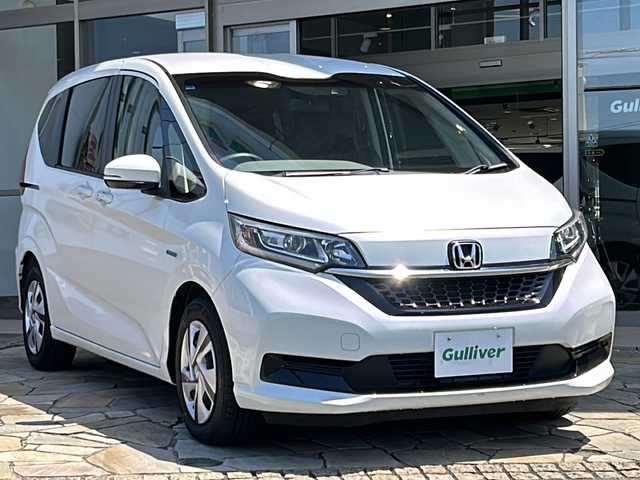ホンダ フリード ハイブリット G ホンダセンシング 静岡県 2021(令3)年 2.5万km プラチナホワイトパール 純正ナビ/・FM/AM/・フルセグTV/・iPod/・SD/・Music Rack/・CD/DVD/・Bluetooth/主要装備/・ＥＴＣ/・両側パワースライドドア/・レーダークルコン/・ホンダセンシング/・車線逸脱防止/・バックカメラ/・ＬＥＤヘッドライト/・オートライト/・横滑り防止装置/・純正フロアマット/・純正ホイールキャップ