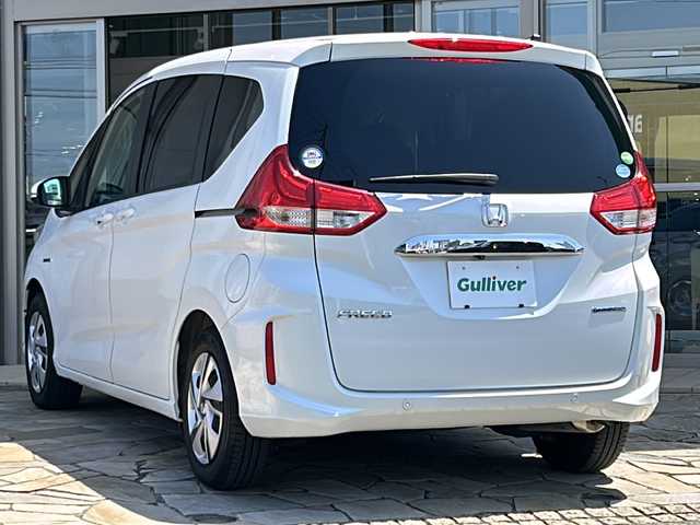ホンダ フリード ハイブリット G ホンダセンシング 静岡県 2021(令3)年 2.5万km プラチナホワイトパール 純正ナビ/・FM/AM/・フルセグTV/・iPod/・SD/・Music Rack/・CD/DVD/・Bluetooth/主要装備/・ＥＴＣ/・両側パワースライドドア/・レーダークルコン/・ホンダセンシング/・車線逸脱防止/・バックカメラ/・ＬＥＤヘッドライト/・オートライト/・横滑り防止装置/・純正フロアマット/・純正ホイールキャップ