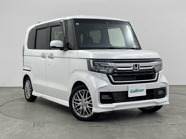 ホンダ Ｎ ＢＯＸ カスタム L ターボ 兵庫県 2021(令3)年 5万km プラチナホワイトパール 純正ナビ/前後ドライブレコーダー/フロントベンチシート/チップアップ&ダイブダウン機構付スライドリアシート/パワースライドドア（イージーオープンドアハンドル、タッチセンサー/挟み込み防止機構付、リモコン&運転席スイッチ開閉式）（リア両側）/アレルクリーンプラスシート/純正ナビ/前後ドライブレコーダー/パドルシフト/本革巻セレクトノブ/左右独立式リアセンターアームレスト/運転席/助手席コンビニフック付シートバックテーブル/Honda SENSING/　アダプティブクルーズコントロール/　衝突軽減ブレーキ/360° スーパーUV・IRカット パッケージ/パーキングセンサーシステム/Hondaスマートキーシステム/9灯式フルLEDヘッドライト/前席用i-サイドエアバッグシステム＋サイドカーテンエアバッグシステム〈前席/後席対応〉/ナビ装着用スペシャルパッケージ/運転席&助手席シートヒーター/充電用USBジャック（急速充電対応タイプ2個付）/ロールサンシェード/プラズマクラスター技術搭載フルオート・エアコンディショナー/15インチアルミホイール シルバー塗装＋切削