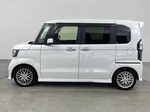 ホンダ Ｎ ＢＯＸ カスタム L ターボ 兵庫県 2021(令3)年 5万km プラチナホワイトパール 純正ナビ/前後ドライブレコーダー/フロントベンチシート/チップアップ&ダイブダウン機構付スライドリアシート/パワースライドドア（イージーオープンドアハンドル、タッチセンサー/挟み込み防止機構付、リモコン&運転席スイッチ開閉式）（リア両側）/アレルクリーンプラスシート/純正ナビ/前後ドライブレコーダー/パドルシフト/本革巻セレクトノブ/左右独立式リアセンターアームレスト/運転席/助手席コンビニフック付シートバックテーブル/Honda SENSING/　アダプティブクルーズコントロール/　衝突軽減ブレーキ/360° スーパーUV・IRカット パッケージ/パーキングセンサーシステム/Hondaスマートキーシステム/9灯式フルLEDヘッドライト/前席用i-サイドエアバッグシステム＋サイドカーテンエアバッグシステム〈前席/後席対応〉/ナビ装着用スペシャルパッケージ/運転席&助手席シートヒーター/充電用USBジャック（急速充電対応タイプ2個付）/ロールサンシェード/プラズマクラスター技術搭載フルオート・エアコンディショナー/15インチアルミホイール シルバー塗装＋切削