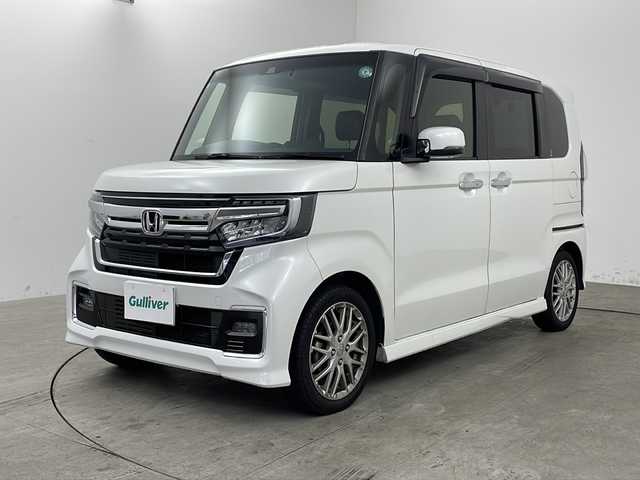 ホンダ Ｎ ＢＯＸ カスタム L ターボ 兵庫県 2021(令3)年 5万km プラチナホワイトパール 純正ナビ/前後ドライブレコーダー/フロントベンチシート/チップアップ&ダイブダウン機構付スライドリアシート/パワースライドドア（イージーオープンドアハンドル、タッチセンサー/挟み込み防止機構付、リモコン&運転席スイッチ開閉式）（リア両側）/アレルクリーンプラスシート/純正ナビ/前後ドライブレコーダー/パドルシフト/本革巻セレクトノブ/左右独立式リアセンターアームレスト/運転席/助手席コンビニフック付シートバックテーブル/Honda SENSING/　アダプティブクルーズコントロール/　衝突軽減ブレーキ/360° スーパーUV・IRカット パッケージ/パーキングセンサーシステム/Hondaスマートキーシステム/9灯式フルLEDヘッドライト/前席用i-サイドエアバッグシステム＋サイドカーテンエアバッグシステム〈前席/後席対応〉/ナビ装着用スペシャルパッケージ/運転席&助手席シートヒーター/充電用USBジャック（急速充電対応タイプ2個付）/ロールサンシェード/プラズマクラスター技術搭載フルオート・エアコンディショナー/15インチアルミホイール シルバー塗装＋切削