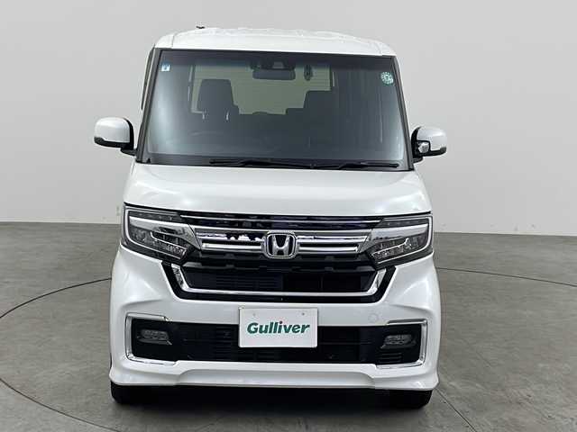 ホンダ Ｎ ＢＯＸ カスタム L ターボ 兵庫県 2021(令3)年 5万km プラチナホワイトパール 純正ナビ/前後ドライブレコーダー/フロントベンチシート/チップアップ&ダイブダウン機構付スライドリアシート/パワースライドドア（イージーオープンドアハンドル、タッチセンサー/挟み込み防止機構付、リモコン&運転席スイッチ開閉式）（リア両側）/アレルクリーンプラスシート/純正ナビ/前後ドライブレコーダー/パドルシフト/本革巻セレクトノブ/左右独立式リアセンターアームレスト/運転席/助手席コンビニフック付シートバックテーブル/Honda SENSING/　アダプティブクルーズコントロール/　衝突軽減ブレーキ/360° スーパーUV・IRカット パッケージ/パーキングセンサーシステム/Hondaスマートキーシステム/9灯式フルLEDヘッドライト/前席用i-サイドエアバッグシステム＋サイドカーテンエアバッグシステム〈前席/後席対応〉/ナビ装着用スペシャルパッケージ/運転席&助手席シートヒーター/充電用USBジャック（急速充電対応タイプ2個付）/ロールサンシェード/プラズマクラスター技術搭載フルオート・エアコンディショナー/15インチアルミホイール シルバー塗装＋切削