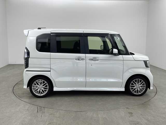 ホンダ Ｎ ＢＯＸ カスタム L ターボ 兵庫県 2021(令3)年 5万km プラチナホワイトパール 純正ナビ/前後ドライブレコーダー/フロントベンチシート/チップアップ&ダイブダウン機構付スライドリアシート/パワースライドドア（イージーオープンドアハンドル、タッチセンサー/挟み込み防止機構付、リモコン&運転席スイッチ開閉式）（リア両側）/アレルクリーンプラスシート/純正ナビ/前後ドライブレコーダー/パドルシフト/本革巻セレクトノブ/左右独立式リアセンターアームレスト/運転席/助手席コンビニフック付シートバックテーブル/Honda SENSING/　アダプティブクルーズコントロール/　衝突軽減ブレーキ/360° スーパーUV・IRカット パッケージ/パーキングセンサーシステム/Hondaスマートキーシステム/9灯式フルLEDヘッドライト/前席用i-サイドエアバッグシステム＋サイドカーテンエアバッグシステム〈前席/後席対応〉/ナビ装着用スペシャルパッケージ/運転席&助手席シートヒーター/充電用USBジャック（急速充電対応タイプ2個付）/ロールサンシェード/プラズマクラスター技術搭載フルオート・エアコンディショナー/15インチアルミホイール シルバー塗装＋切削