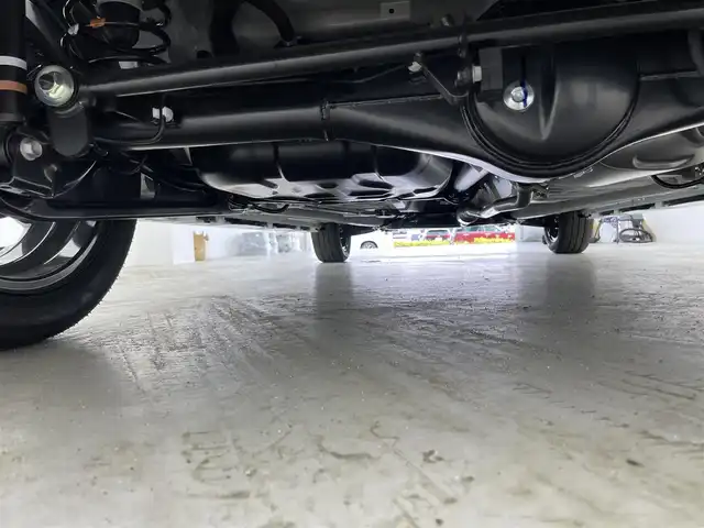 スズキ スペーシア カスタム HYBRID XS 宮城県 2025(令7)年 0.1万km未満 ピュアホワイトパール/ブラック2トーン 届出済未使用車/カスタム HV XS　4WD　/全方位モニター付きメモリ-ナビゲーション・スズキコネクト対応通信機装着車(195800円)/全方位モニター　/両側パワースライドドア　/レーダークルーズコントロール/シートヒーター　/ステアリングヒーター　/ヘッドアップディスプレイ　/衝突被害軽減　/レーンキープアシスト/LEDヘッドライト/充電用USBポート/後席オットマン/ルーフブラック