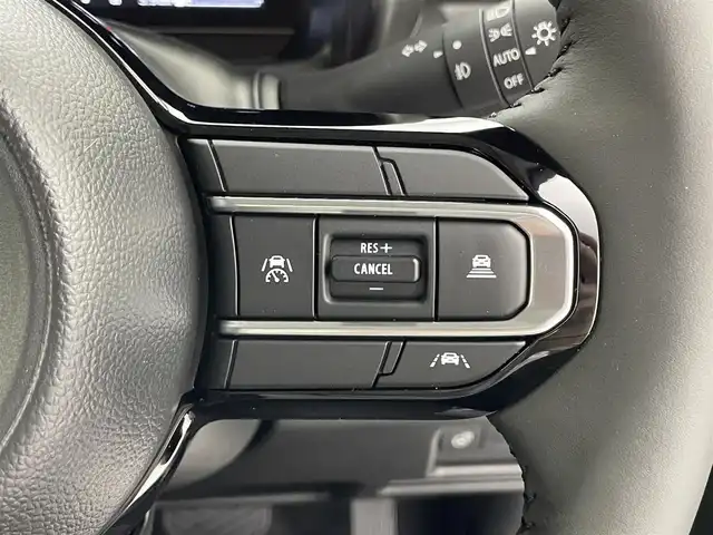スズキ スペーシア カスタム HYBRID XS 宮城県 2025(令7)年 0.1万km未満 ピュアホワイトパール/ブラック2トーン 届出済未使用車/カスタム HV XS　4WD　/全方位モニター付きメモリ-ナビゲーション・スズキコネクト対応通信機装着車(195800円)/全方位モニター　/両側パワースライドドア　/レーダークルーズコントロール/シートヒーター　/ステアリングヒーター　/ヘッドアップディスプレイ　/衝突被害軽減　/レーンキープアシスト/LEDヘッドライト/充電用USBポート/後席オットマン/ルーフブラック