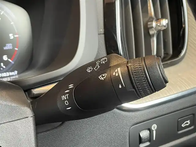ボルボ ＸＣ６０ D4 AWD インスクリプション 愛知県 2020(令2)年 2万km ブライトシルバーM 純正ナビ /フルセグTV /360度カメラ /黒革シート /全席シートヒーター /Pシート/シートベンチレーション /パワーバックドア /harmankardon /HUD /ハンドルヒーター /ACC /LKA /BSM /LEDライト