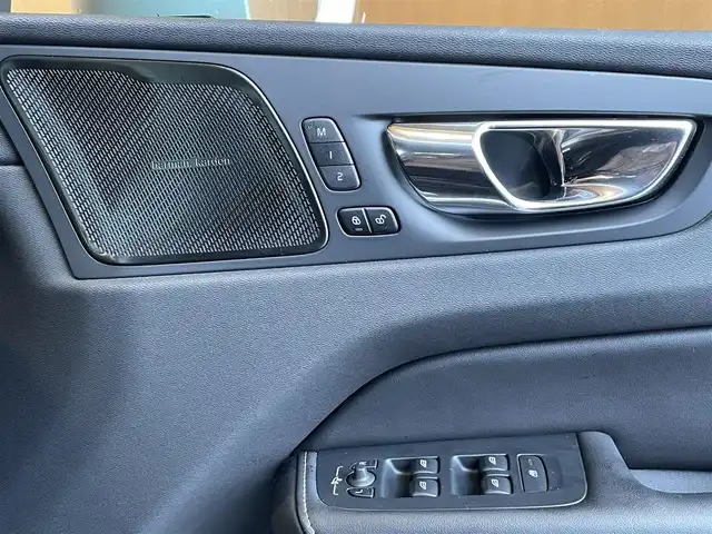 ボルボ ＸＣ６０ D4 AWD インスクリプション 愛知県 2020(令2)年 2万km ブライトシルバーM 純正ナビ /フルセグTV /360度カメラ /黒革シート /全席シートヒーター /Pシート/シートベンチレーション /パワーバックドア /harmankardon /HUD /ハンドルヒーター /ACC /LKA /BSM /LEDライト