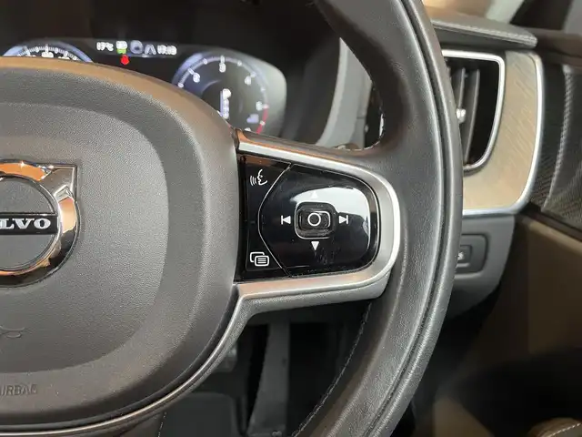 ボルボ ＸＣ６０ D4 AWD インスクリプション 愛知県 2020(令2)年 2万km ブライトシルバーM 純正ナビ /フルセグTV /360度カメラ /黒革シート /全席シートヒーター /Pシート/シートベンチレーション /パワーバックドア /harmankardon /HUD /ハンドルヒーター /ACC /LKA /BSM /LEDライト