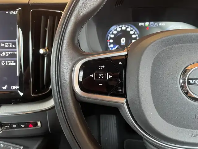 ボルボ ＸＣ６０ D4 AWD インスクリプション 愛知県 2020(令2)年 2万km ブライトシルバーM 純正ナビ /フルセグTV /360度カメラ /黒革シート /全席シートヒーター /Pシート/シートベンチレーション /パワーバックドア /harmankardon /HUD /ハンドルヒーター /ACC /LKA /BSM /LEDライト