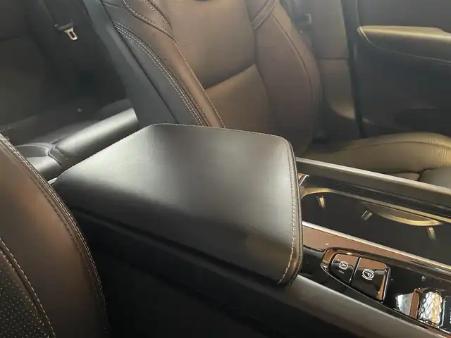 ボルボ ＸＣ６０ D4 AWD インスクリプション 愛知県 2020(令2)年 2万km ブライトシルバーM 純正ナビ /フルセグTV /360度カメラ /黒革シート /全席シートヒーター /Pシート/シートベンチレーション /パワーバックドア /harmankardon /HUD /ハンドルヒーター /ACC /LKA /BSM /LEDライト