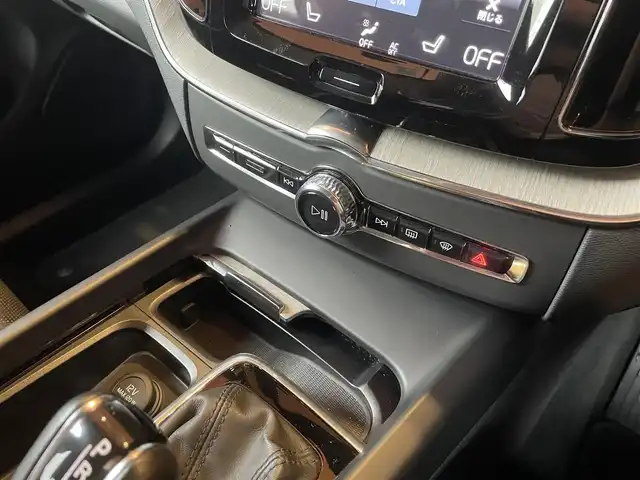 ボルボ ＸＣ６０ D4 AWD インスクリプション 愛知県 2020(令2)年 2万km ブライトシルバーM 純正ナビ /フルセグTV /360度カメラ /黒革シート /全席シートヒーター /Pシート/シートベンチレーション /パワーバックドア /harmankardon /HUD /ハンドルヒーター /ACC /LKA /BSM /LEDライト